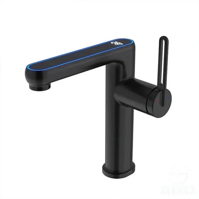 خلاط حوض بتصميم ديجيتال أنيق باللون الأسود، مزوّد بشاشة عرض لدرجة الحرارة تعمل بدون الحاجة للكهرباء.كود 695