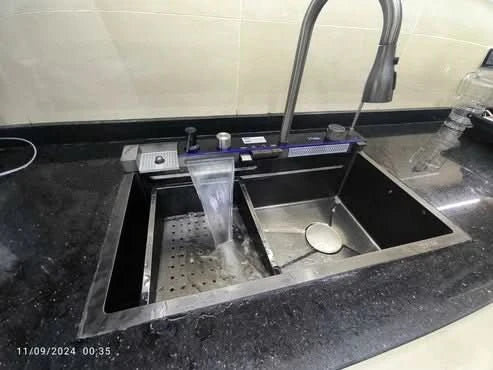 حوض مطبخ سمارت تركي عدد 5 زرار مقاس 75 × 46 سم بخلاط شداد نحاس بالكامل و خلاط شلال و قورمة و ضاغط صابون و مغسلة أكواب و حنفية فلتر و الصرف اللون أسود - كيان - للأدوات الصحية والديكورات الحديثة